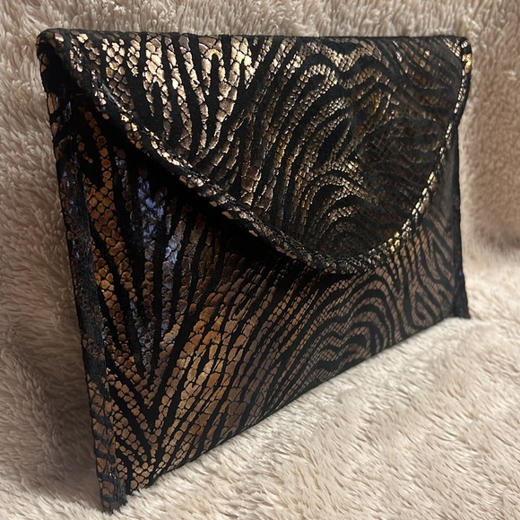 Luis Alexander Handbags - LUIS ALEXANDER Iridescent Belle Crossbody Clutch